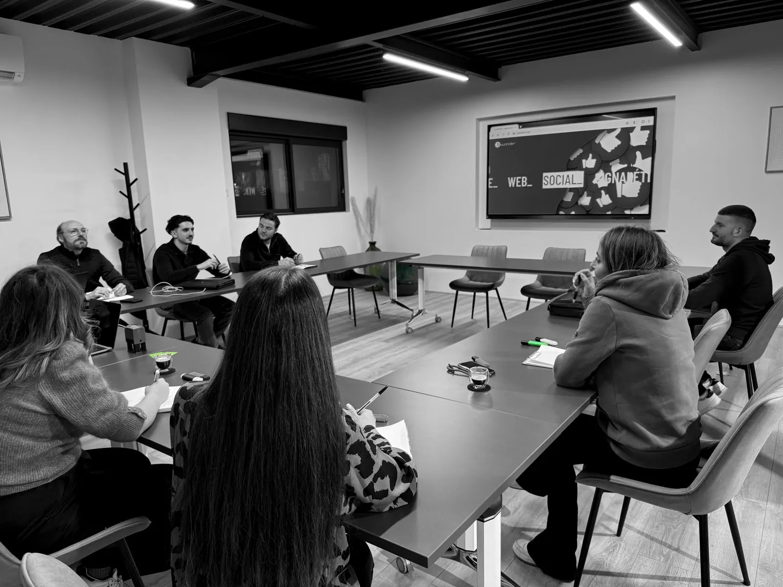 Présentation d'un logiciel sur grand écran à l'agence