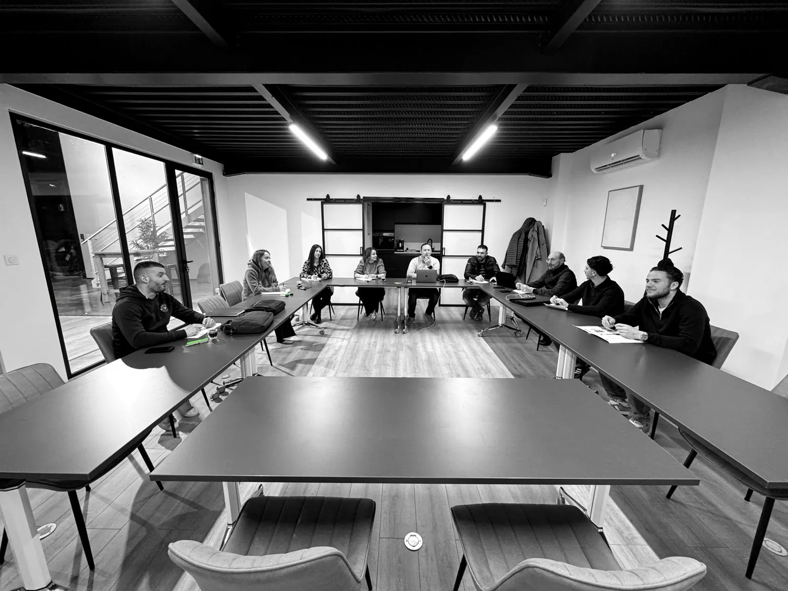 Session de formation à l'IA dans la salle de réunion de l'agence